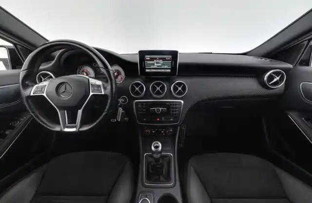 Harmaa Viistoperä, Mercedes-Benz A – CNI-943