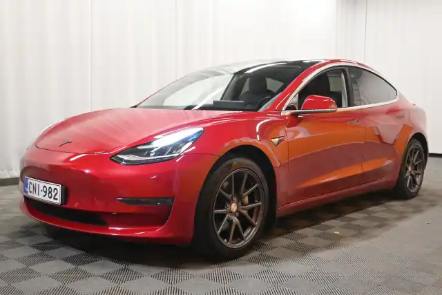 Punainen Sedan, Tesla Model 3 – CNI-982