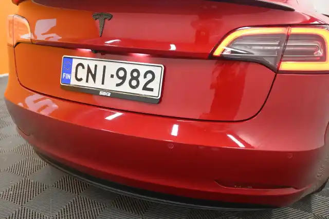 Punainen Sedan, Tesla Model 3 – CNI-982