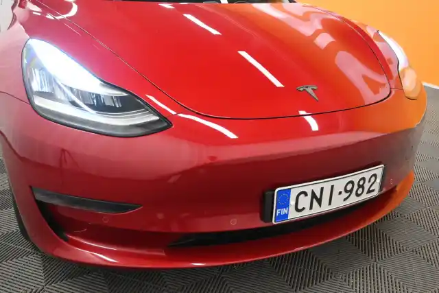 Punainen Sedan, Tesla Model 3 – CNI-982