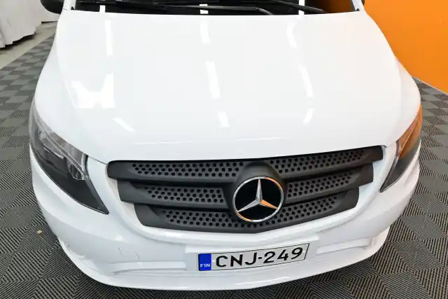 Valkoinen Tila-auto, Mercedes-Benz Vito – CNJ-249