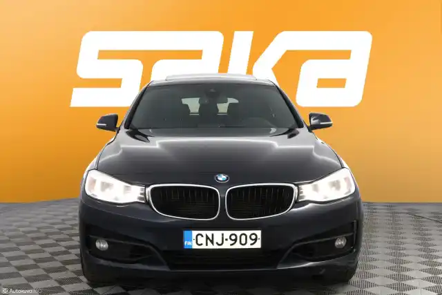 Sininen Sedan, BMW 325 Gran Turismo – CNJ-909