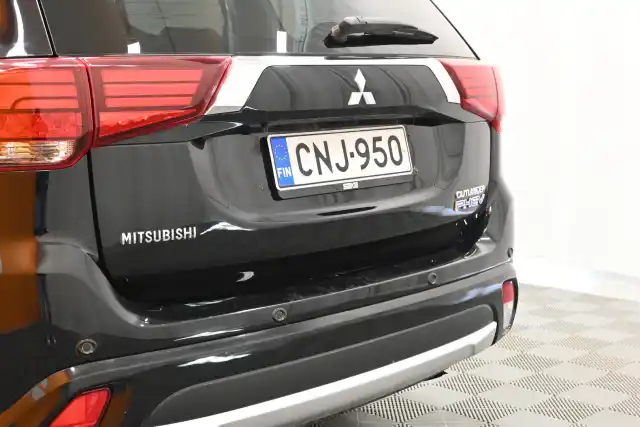 Musta Maastoauto, Mitsubishi Outlander PHEV – CNJ-950