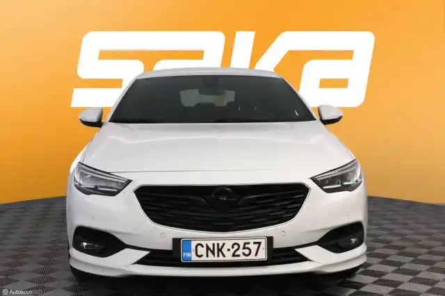 Valkoinen Viistoperä, Opel Insignia – CNK-257