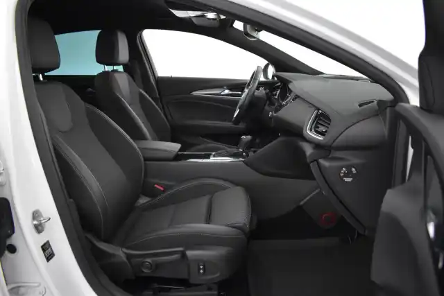 Valkoinen Viistoperä, Opel Insignia – CNK-257