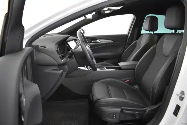Valkoinen Viistoperä, Opel Insignia – CNK-257