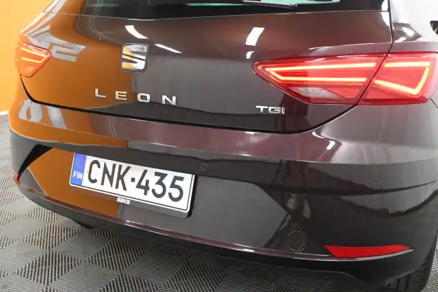 Violetti Viistoperä, Seat Leon – CNK-435