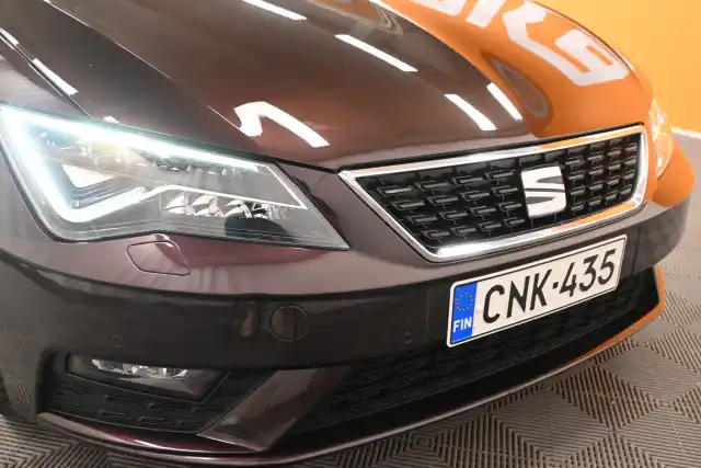 Violetti Viistoperä, Seat Leon – CNK-435