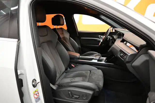 Valkoinen Maastoauto, Audi e-tron – CNL-726