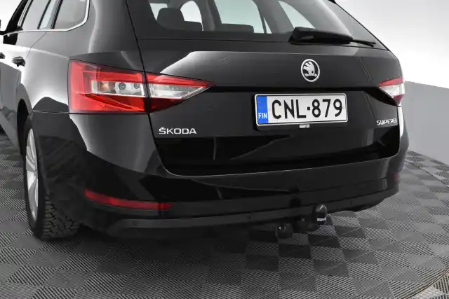 Musta Farmari, Skoda Superb – CNL-879