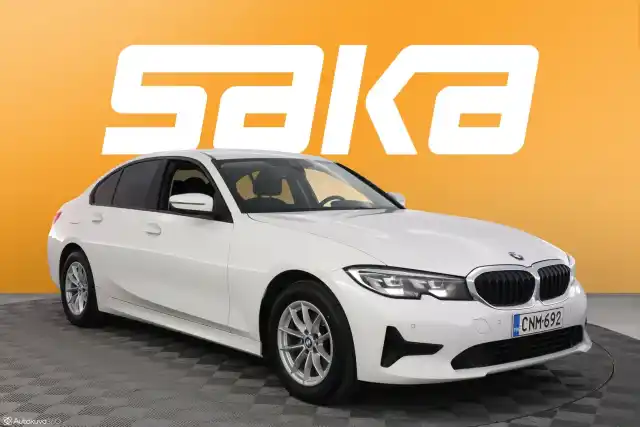 Valkoinen Sedan, BMW 320 – CNM-692