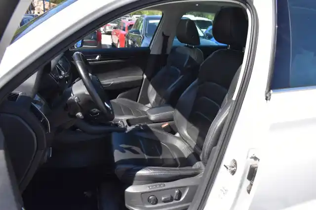 Valkoinen Maastoauto, Skoda Kodiaq – CNM-715