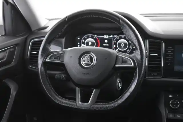 Valkoinen Maastoauto, Skoda Kodiaq – CNM-715