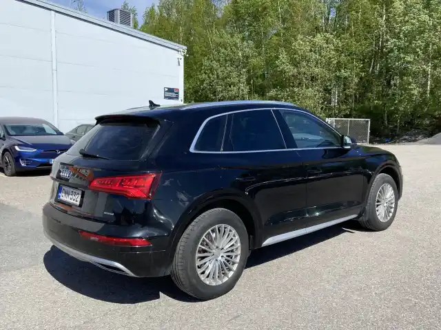 Musta Maastoauto, Audi Q5 – CNN-332