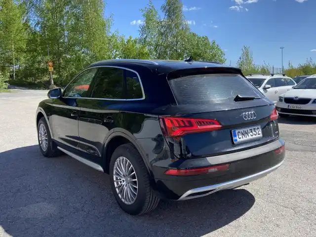 Musta Maastoauto, Audi Q5 – CNN-332