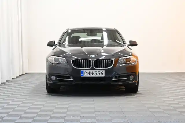 Harmaa Sedan, BMW 520 – CNN-336