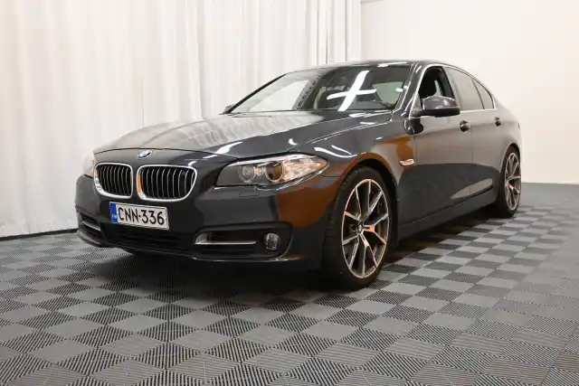 Harmaa Sedan, BMW 520 – CNN-336