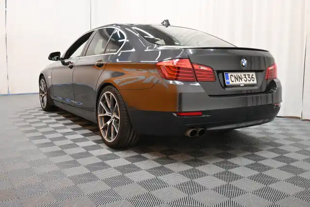 Harmaa Sedan, BMW 520 – CNN-336