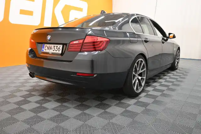 Harmaa Sedan, BMW 520 – CNN-336