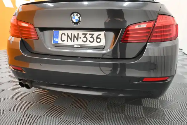 Harmaa Sedan, BMW 520 – CNN-336