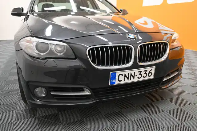 Harmaa Sedan, BMW 520 – CNN-336