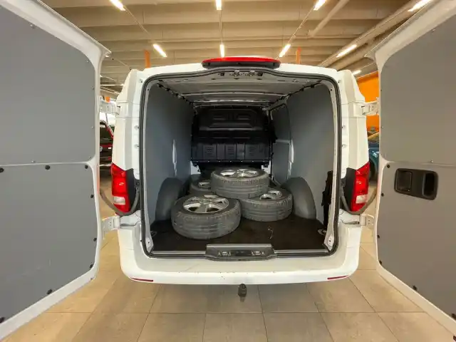 Valkoinen Pakettiauto, Mercedes-Benz Vito – CNO-246