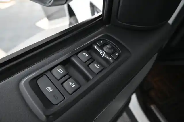 Valkoinen Maastoauto, Land Rover Range Rover Sport – CNP-456