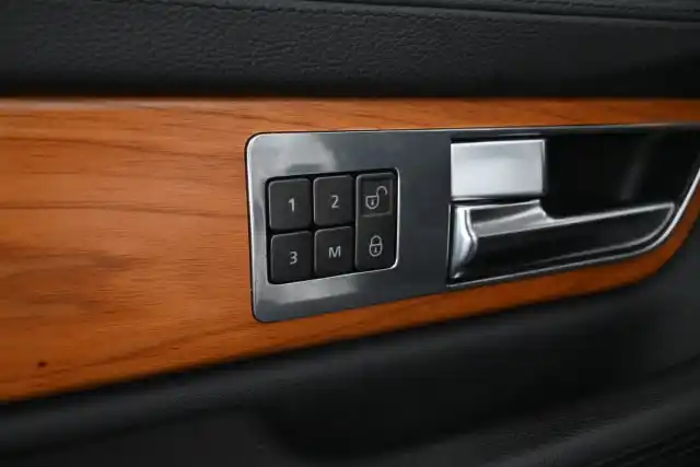 Valkoinen Maastoauto, Land Rover Range Rover Sport – CNP-456