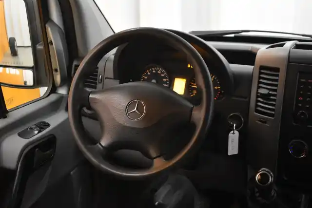 Valkoinen Pakettiauto, Mercedes-Benz Sprinter – CNR-996