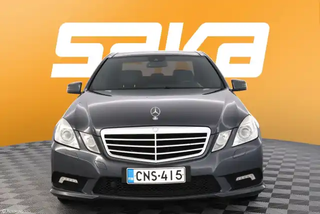 Harmaa Sedan, Mercedes-Benz E – CNS-415