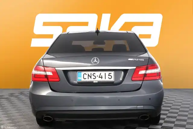 Harmaa Sedan, Mercedes-Benz E – CNS-415