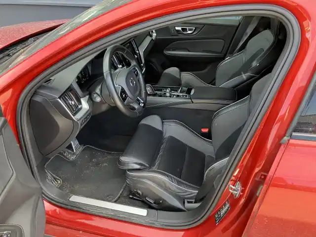 Punainen Sedan, Volvo S60 – CNT-876