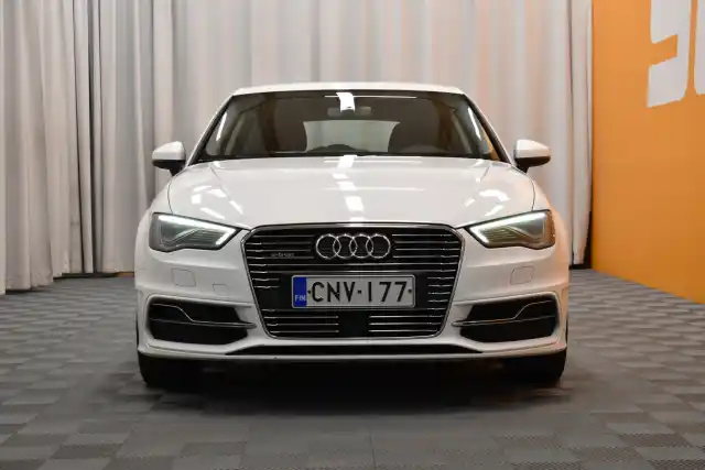 Valkoinen Viistoperä, Audi A3 – CNV-177