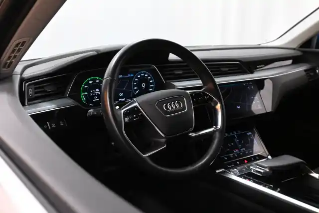 Sininen Maastoauto, Audi e-tron – CNX-461