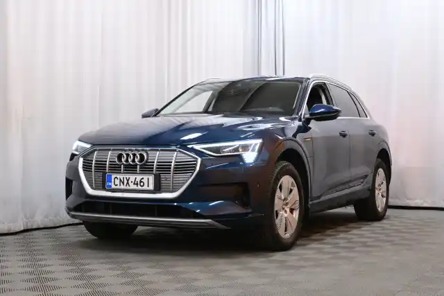 Sininen Maastoauto, Audi e-tron – CNX-461