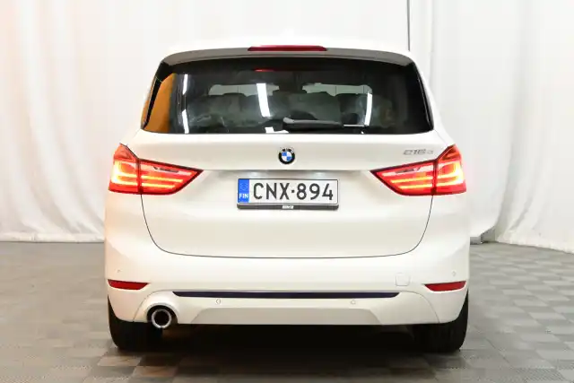 Valkoinen Tila-auto, BMW 216 – CNX-894