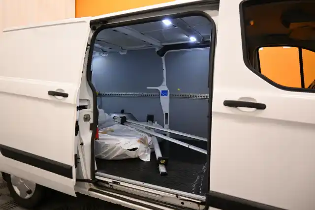 Valkoinen Pakettiauto, Ford Transit Custom – CNX-954