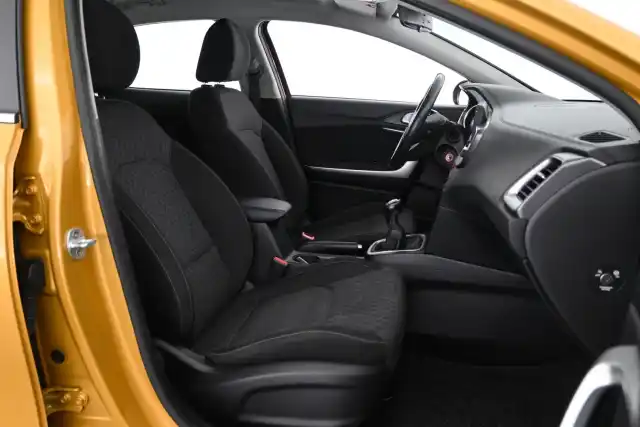 Keltainen Viistoperä, Kia XCeed – CNZ-657