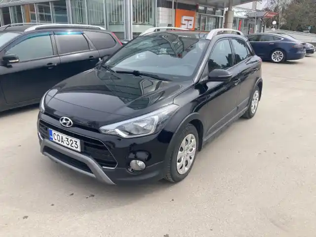 Musta Viistoperä, Hyundai i20 Active Cross – COA-323