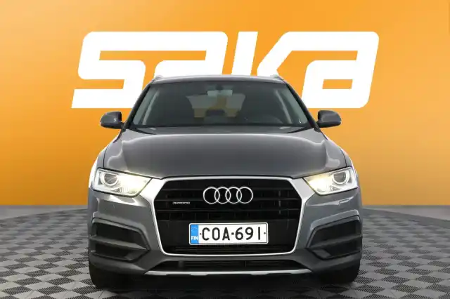 Harmaa Maastoauto, Audi Q3 – COA-691