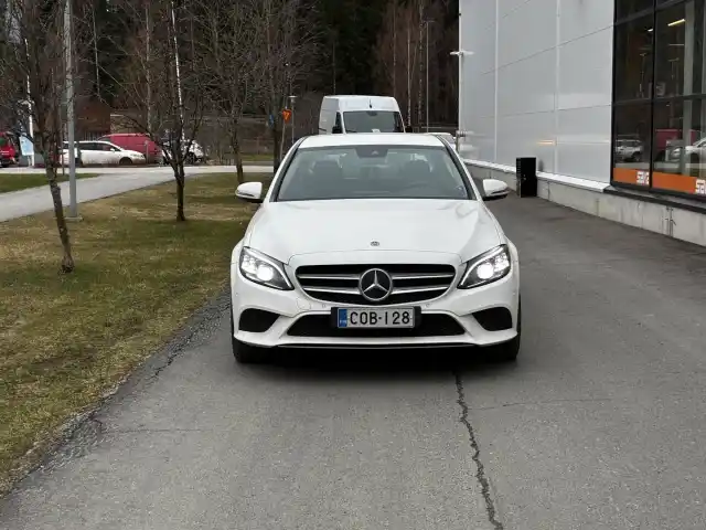 Valkoinen Sedan, Mercedes-Benz C – COB-128