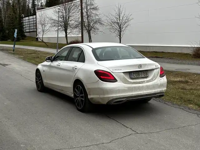 Valkoinen Sedan, Mercedes-Benz C – COB-128