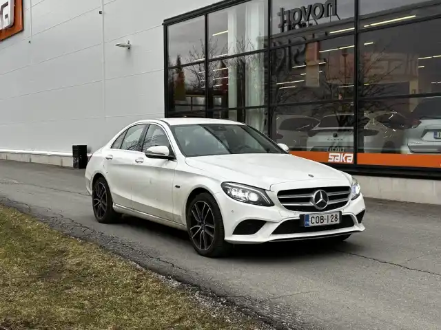 Valkoinen Sedan, Mercedes-Benz C – COB-128