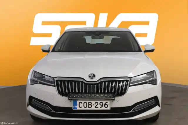 Valkoinen Sedan, Skoda Superb – COB-296