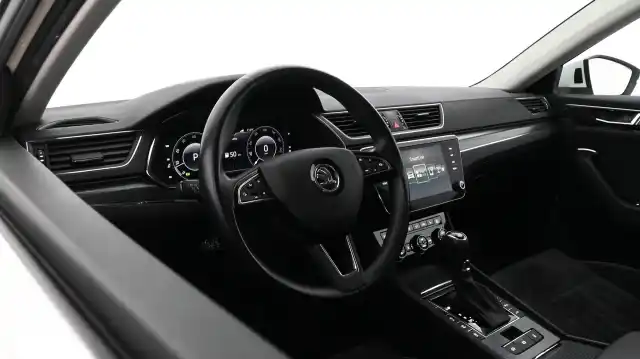 Valkoinen Sedan, Skoda Superb – COB-296