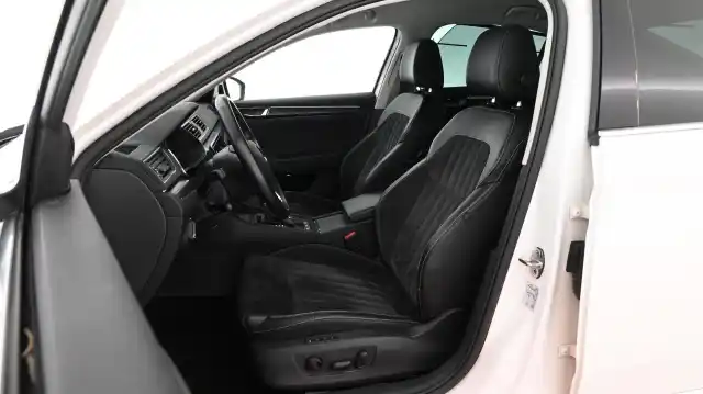 Valkoinen Sedan, Skoda Superb – COB-296