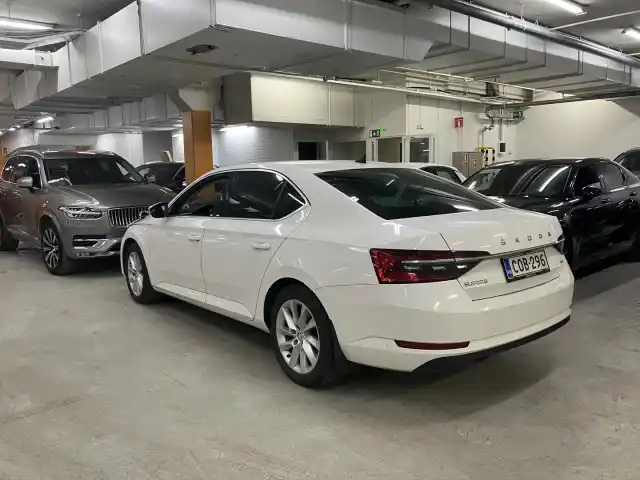 Valkoinen Sedan, Skoda Superb – COB-296