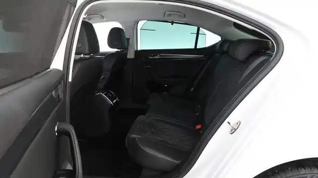 Valkoinen Sedan, Skoda Superb – COB-296