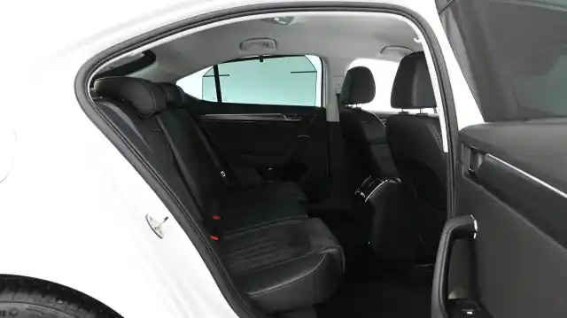 Valkoinen Sedan, Skoda Superb – COB-296