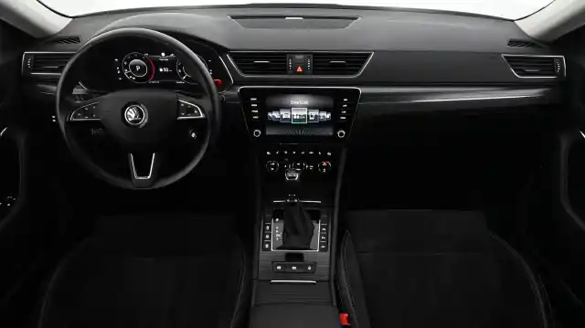 Valkoinen Sedan, Skoda Superb – COB-296